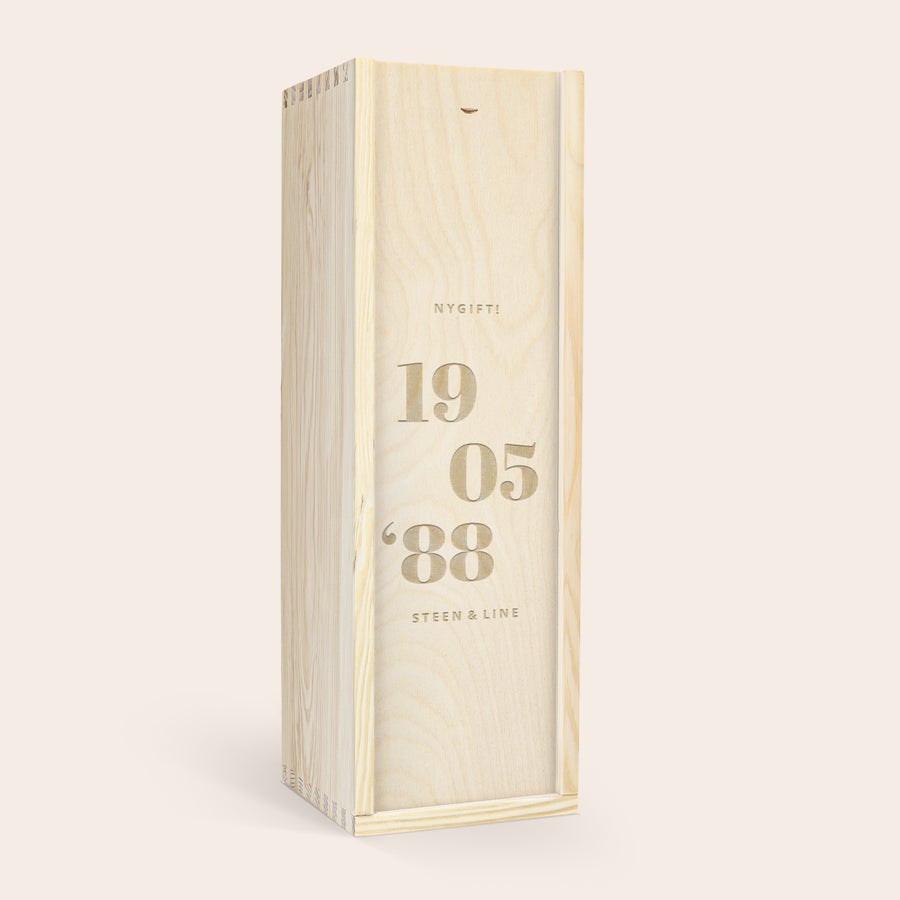 Portvin gavesæt med navn og billede - Grahams 20 Years Flaske Graham's Tawny 20 års Port i indgraveret trææske med teksten NYGIFT! 19 05 '88 STEEN & LINE.