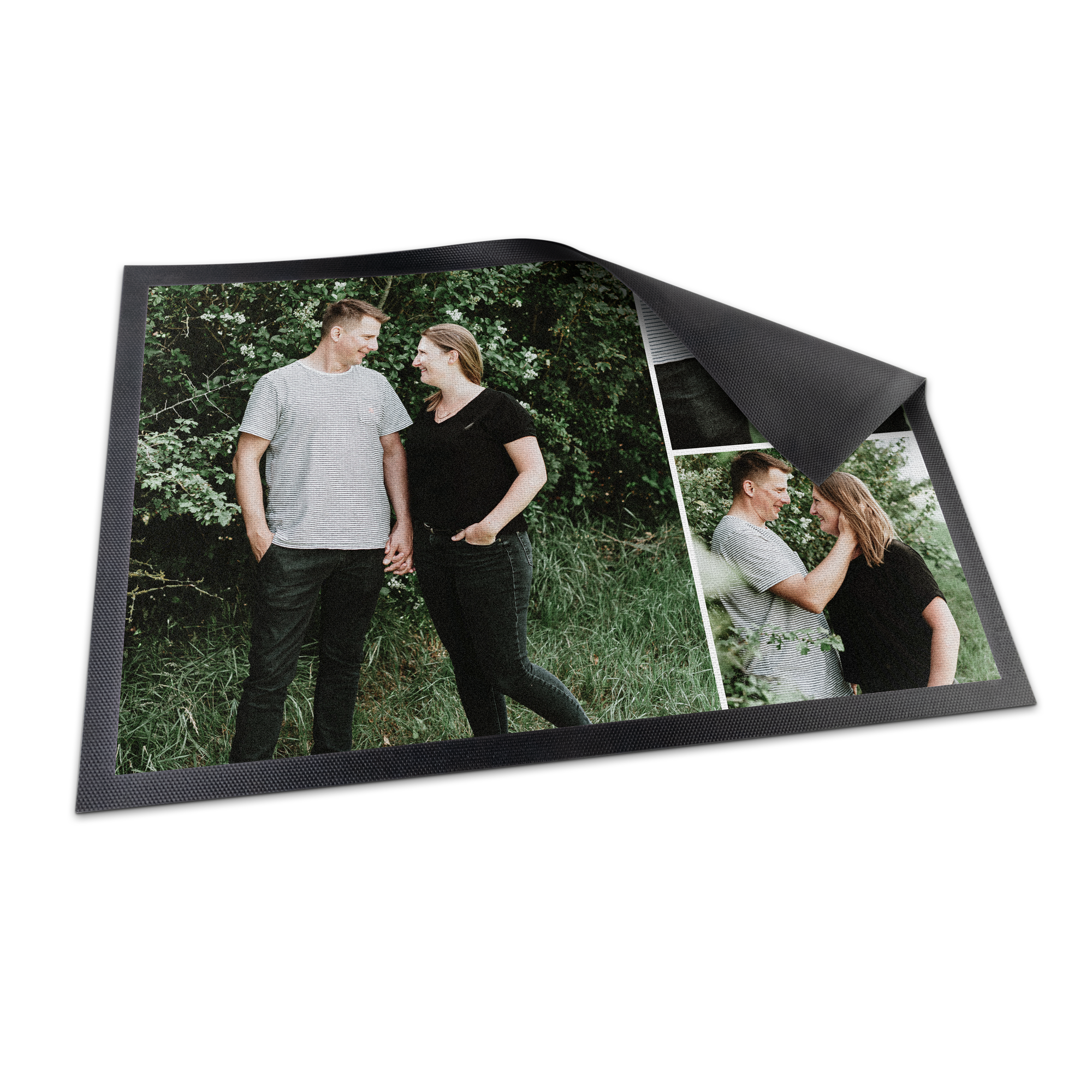 Personalisierte Fußmatte mit drei Fotos eines Paares im Grünen, selbst gestalten mit deinem Foto und Text