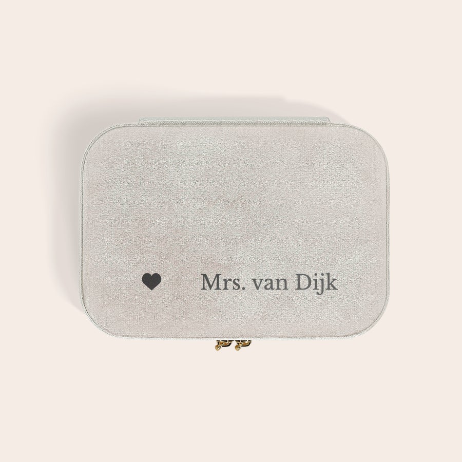 Gepersonaliseerde sieradendoos Gepersonaliseerde sieradendoos Rechthoek Beige met Mrs van Dijk en hart gravure