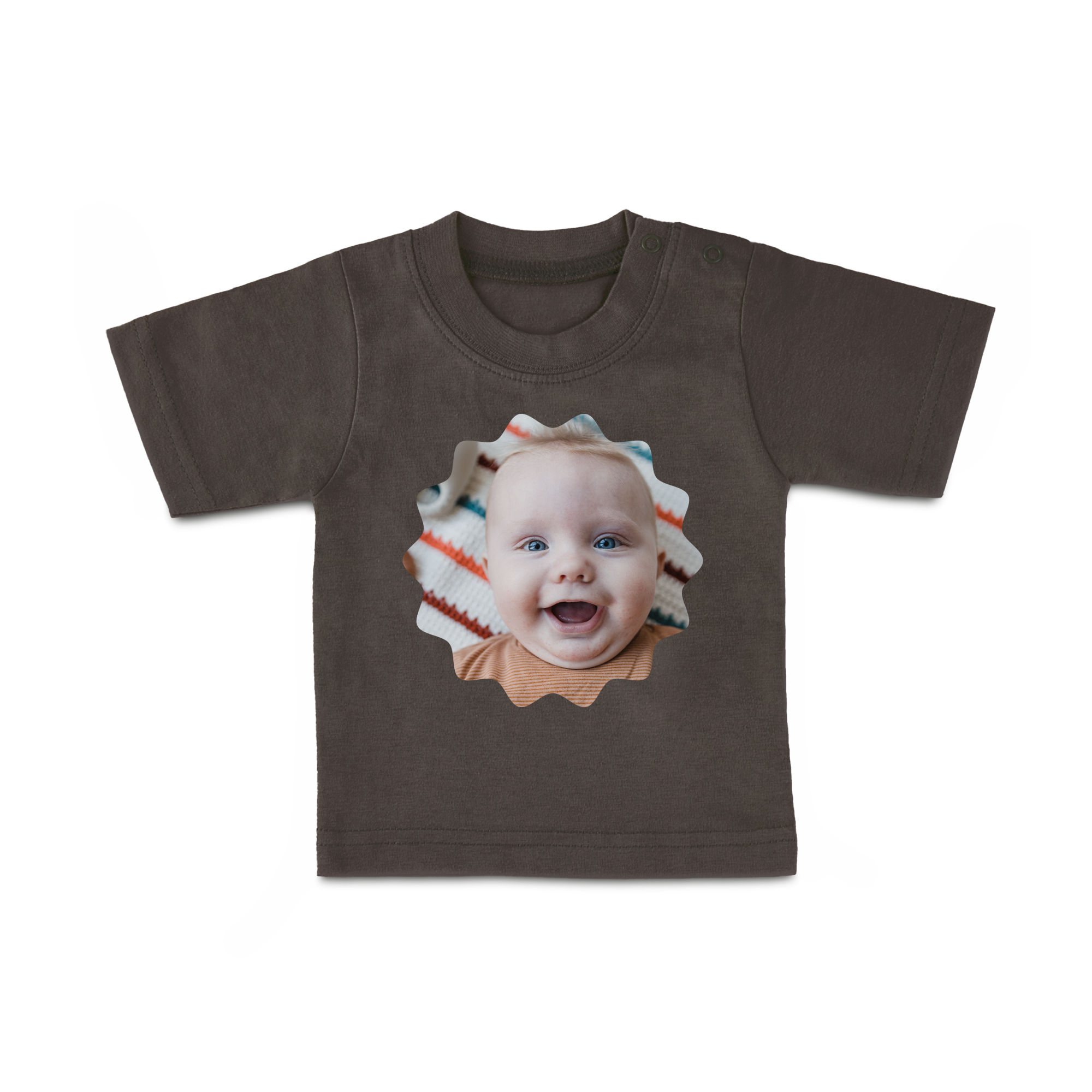 Donkerbruin baby shirt bedrukt met een foto van een lachende baby, voor een gepersonaliseerd baby shirt