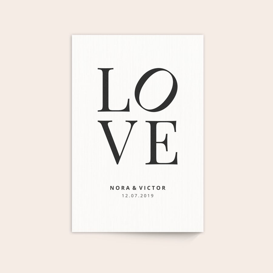 Foto på trä Träpanel tryckt med ordet LOVE, namnen Nora & Victor och datumet 12.07.2019 för en personlig fotogåva