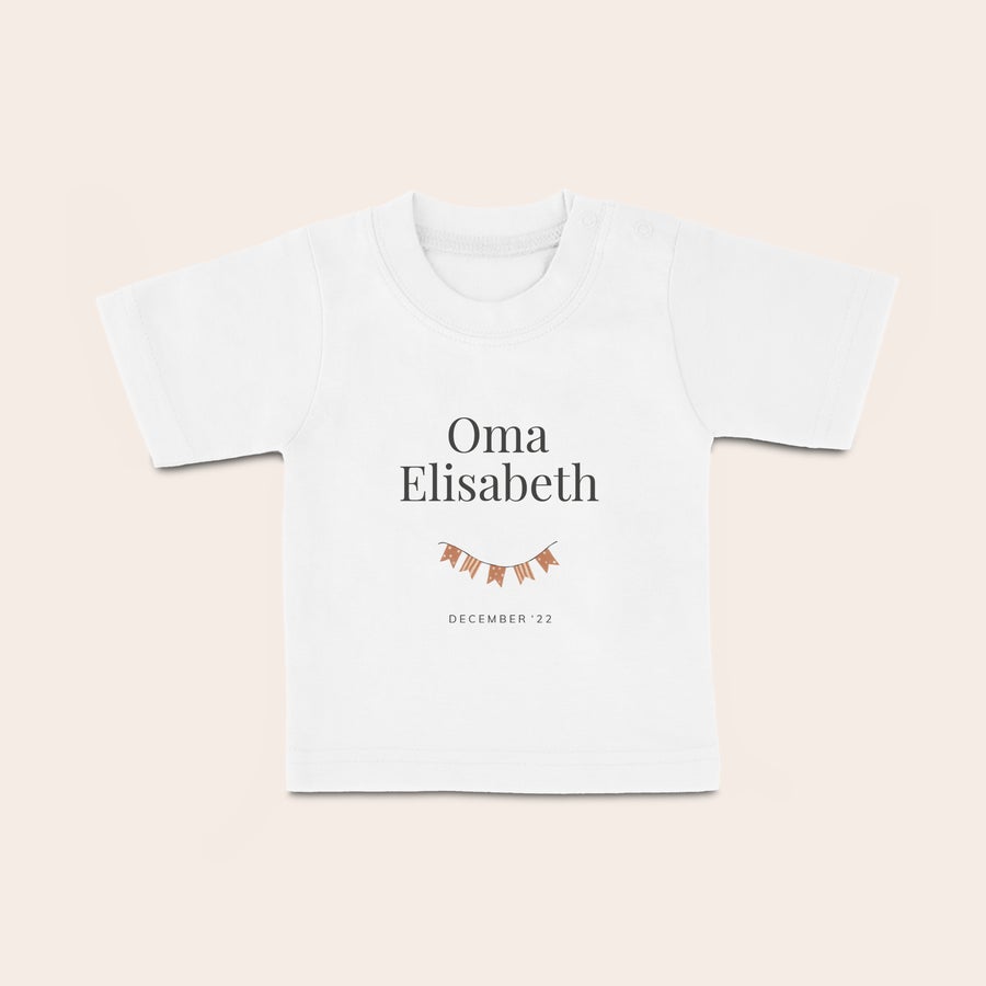 Baby t shirt bedrucken Weißes Baby T-Shirt mit Namen Oma Elisabeth, bedruckt mit Girlande und Datum Dezember '22