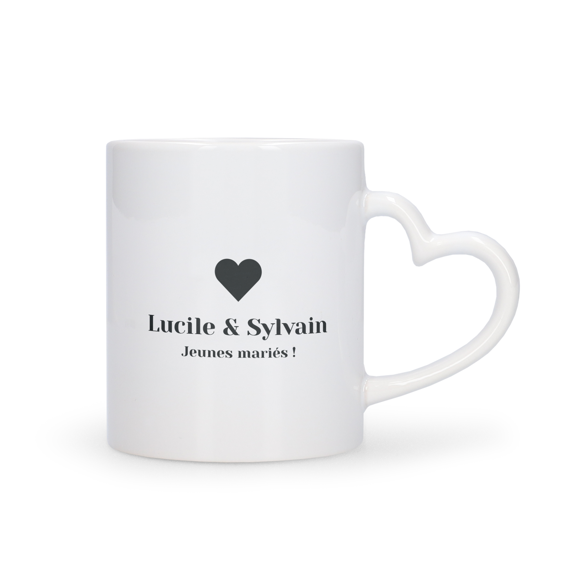 Mug personnalisé blanc avec anse en forme de cœur, imprimé "Lucile & Sylvain Jeunes mariés !" et un cœur noir