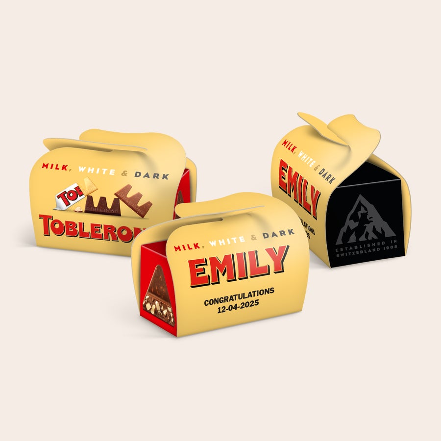 Personalizirane mini Toblerone multipack usluge Prilagojene mini Toblerone čokoladice v škatli z imenom Emily in datumom, za ustvarite nepozabne trenutke s čokoladnimi poslasticami po meri.
