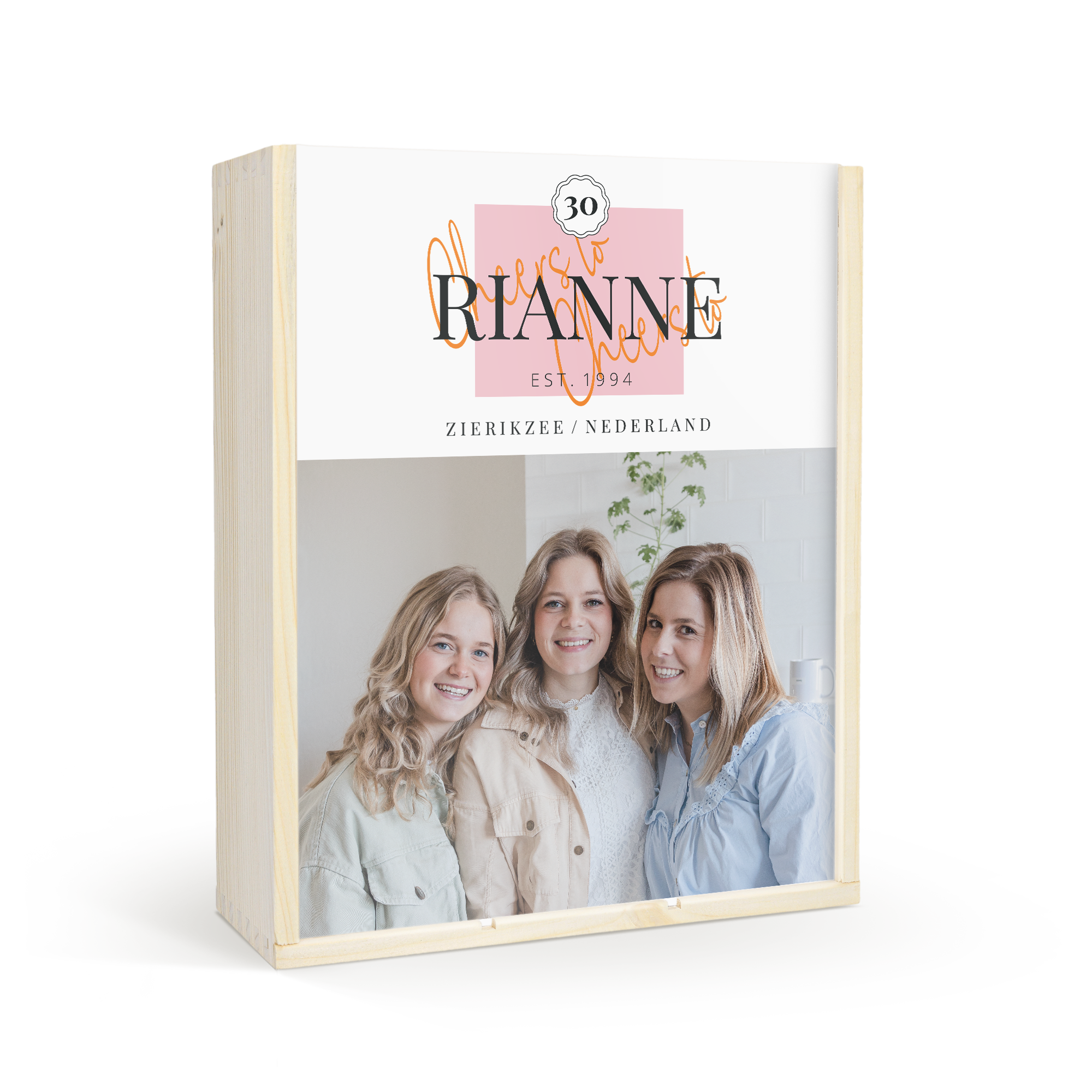 Houten bedrukte champagnekist met foto en tekst “Cheers to Rianne, EST. 1994, 30”