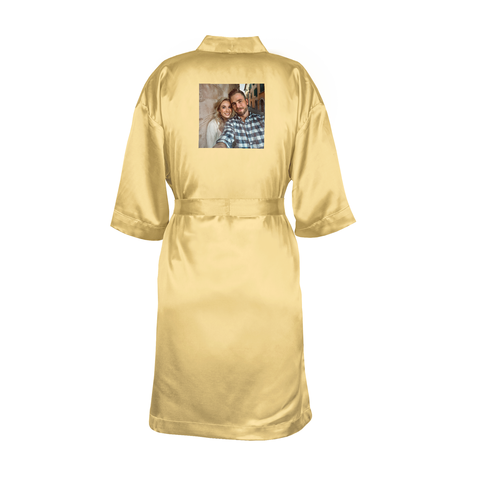 Kimono amarillo personalizado con foto impresa de una pareja sonriendo en la espalda, para sorprender a tus seres queridos.