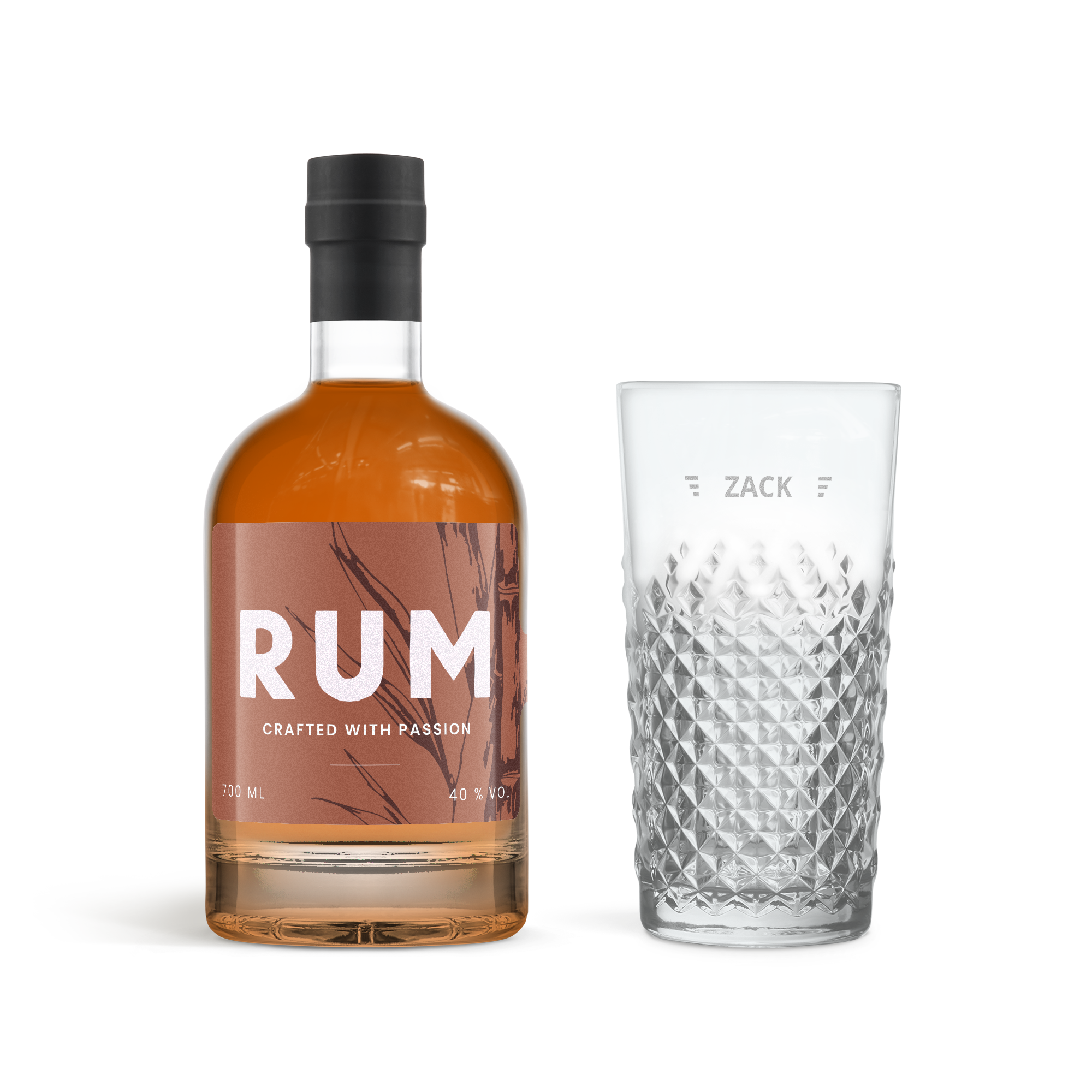 Sticlă de rom negru cu etichetă maro și pahar de cocktail gravat cu text personalizat ZACK, un set cadou luxos de rom negru cu pahar.