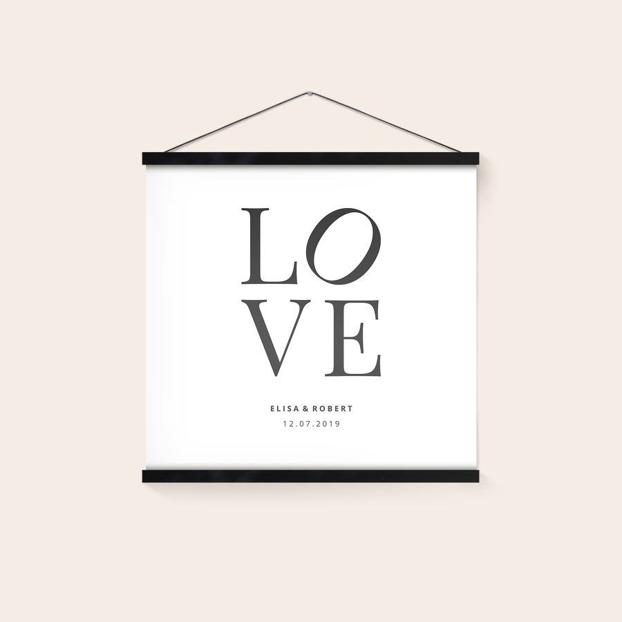 Poster personaliseren met posterhanger Poster met Love design, namen Elisa & Robert en datum 12.07.2019, geprint met magnetische posterhanger
