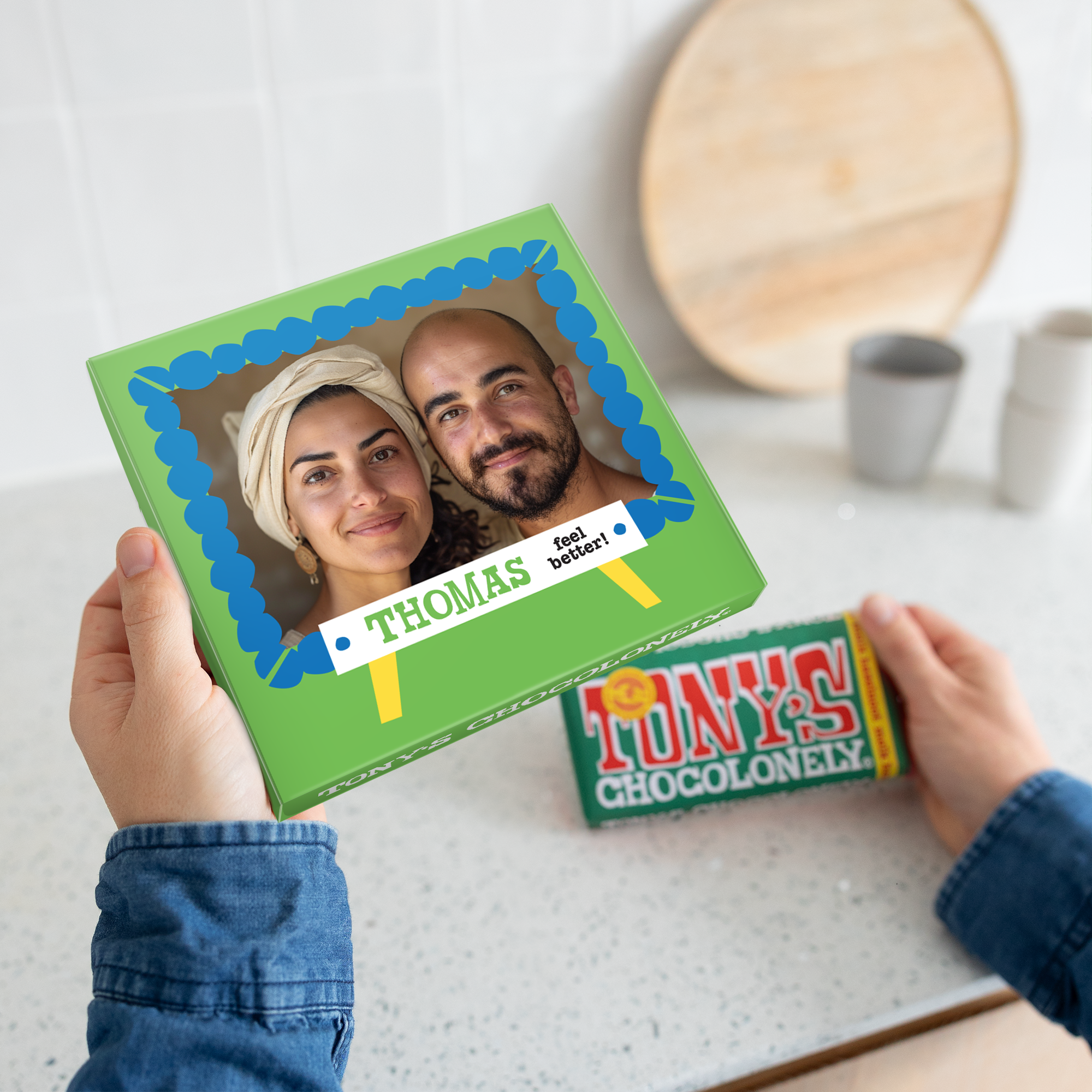 Caja de regalo personalizada para Tony's Chocolonely con foto de pareja, nombre Thomas y mensaje Feel Better.