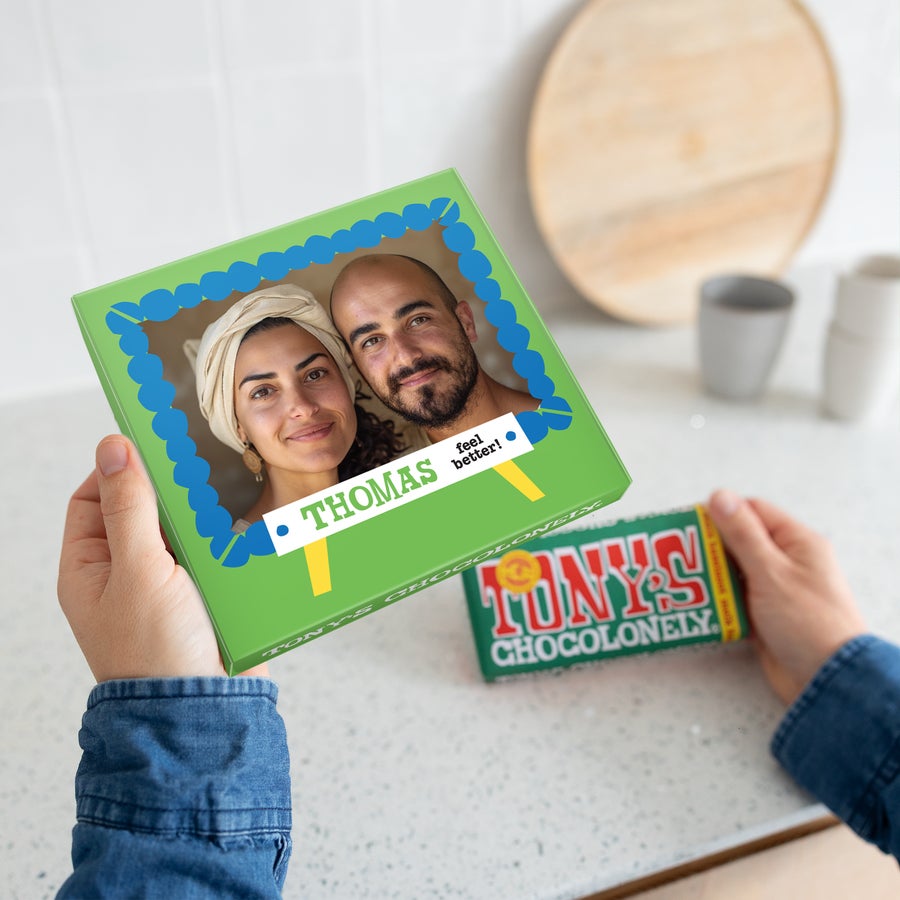 Tony's Chocolonely Személyre szabott Tony's Chocolonely Mogyorós díszdoboz saját fotóval és Thomas névvel nyomtatva.