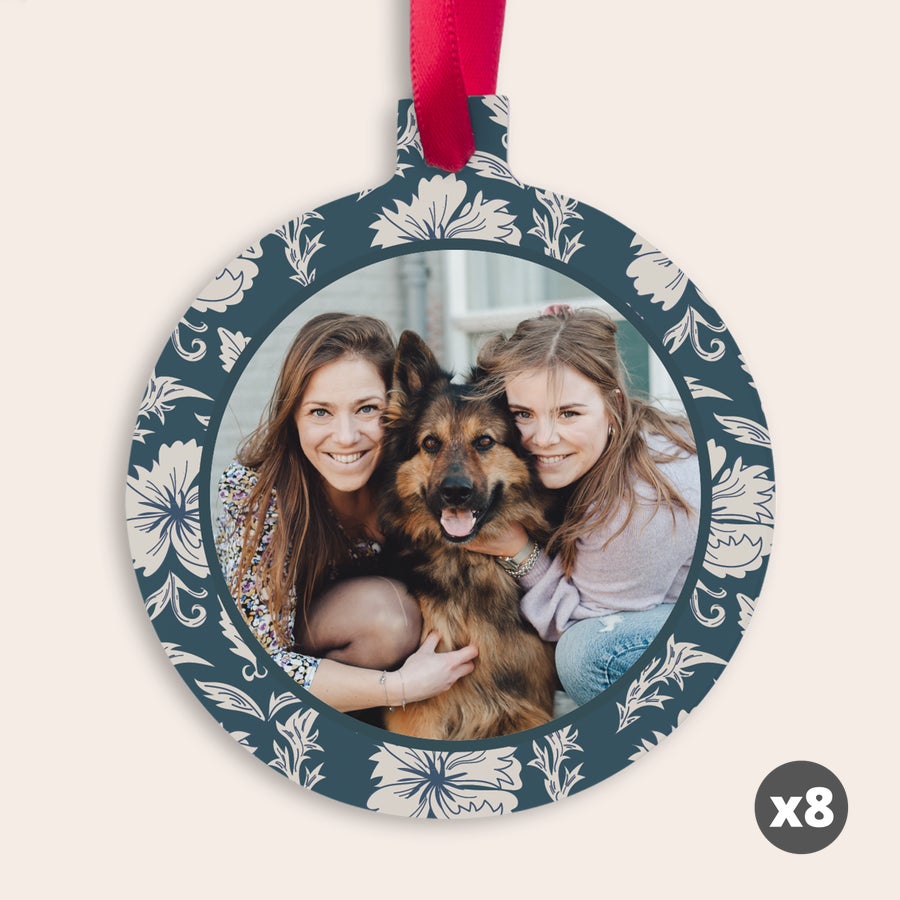 Kersthanger met foto Aluminium kersthanger met rood lint en twee dames met hond, gepersonaliseerd met een foto en donkerblauwe botanische print