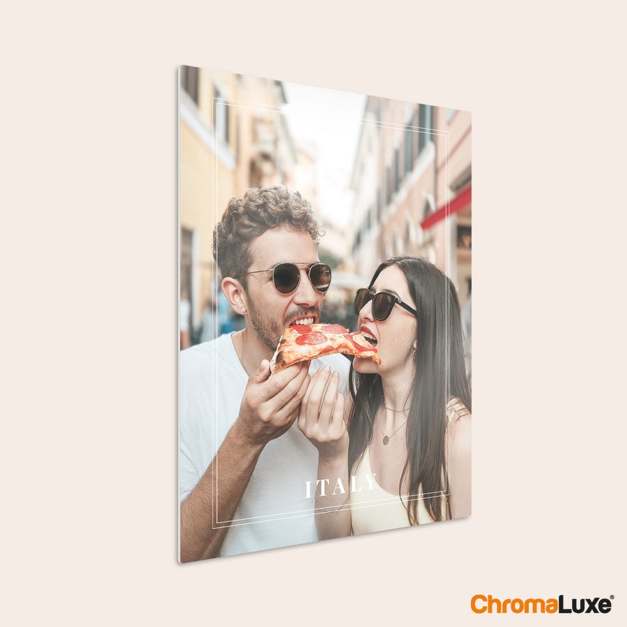 Aluminium fotopanel Tilpasset Chromaluxe aluminiumsfotoprint med et par som spiser pizza og teksten "ITALY" foran.