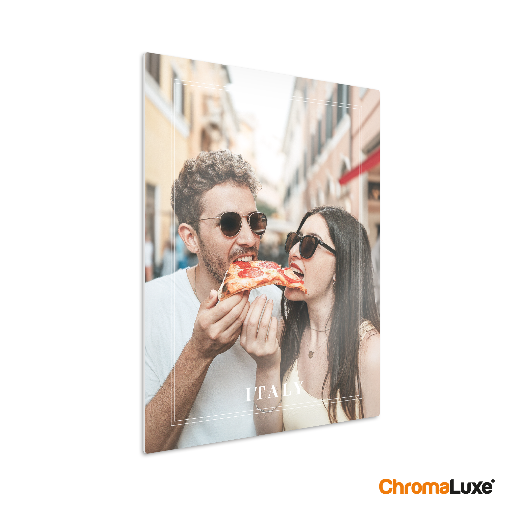 Personlig ChromaLuxe fotopanel i aluminium med ett tryckt foto av ett par som äter pizza, anpassningsbar med egen bild och text