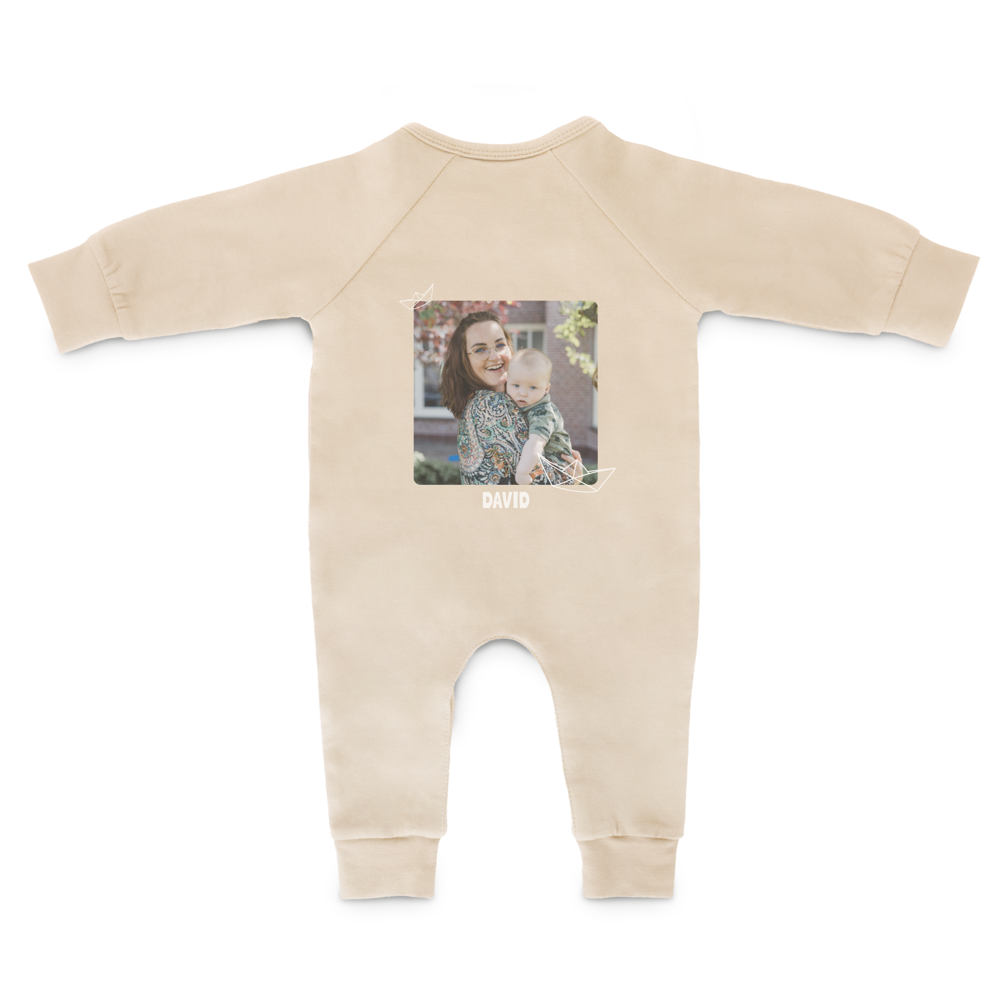 Personalizirana bež igralna obleka z natisnjeno fotografijo mame in otroka ter imenom David spodaj. Lepo brcanje z igralno obleko, ki ste jo sami oblikovali.