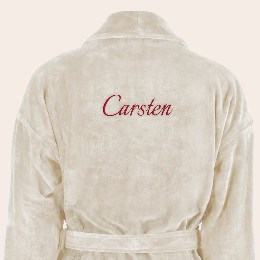 Badekåbe til mænd Blød beige badekåbe, broderet med navnet Carsten i rød tråd. Giv en badekåbe broderet med din egen tekst.