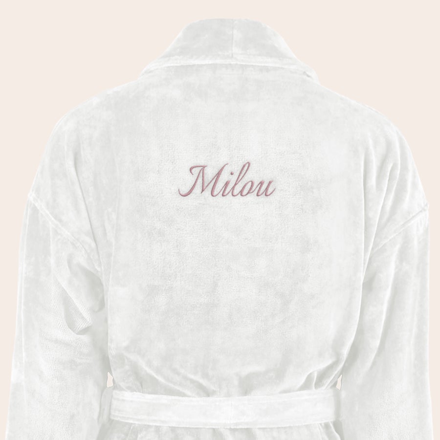 Badjas Dames met naam geborduurd Witte badstof badjas met "Milou" in roze geborduurd, een luxe badjas met naam.