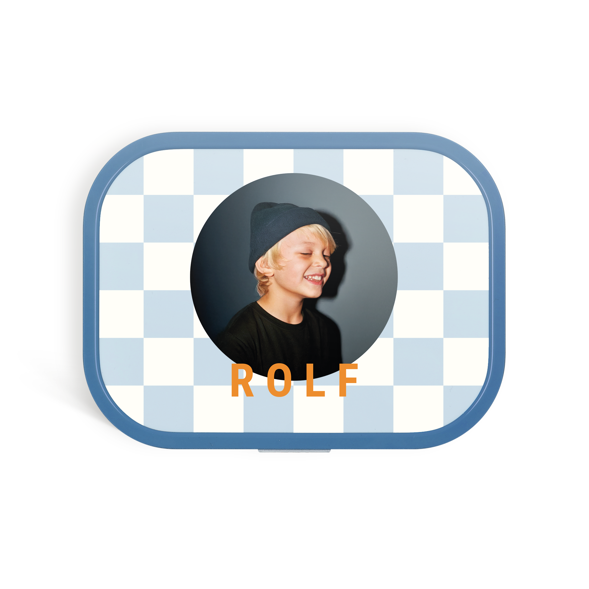 Blå personlig Mepal-matlåda med rutigt mönster, ett foto av ett leende barn och namnet ROLF tryckt på locket. Deras namn gör lunchen speciell.