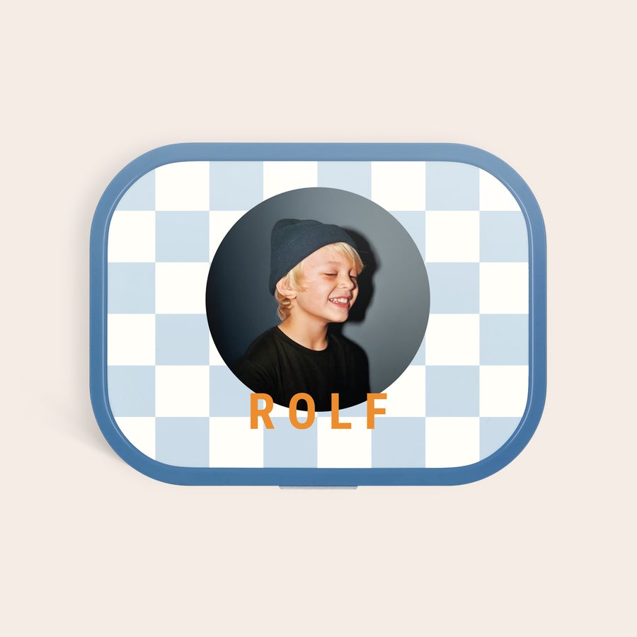 Mepal lunchlåda – personlig Blå personlig Mepal-matlåda med rutigt mönster, ett foto av ett leende barn och namnet ROLF tryckt på locket. Deras namn gör lunchen speciell.