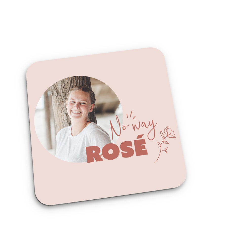 Underlägg Personligt underlägg i ljusrosa med ett tryckt foto och texten "No way ROSÉ"