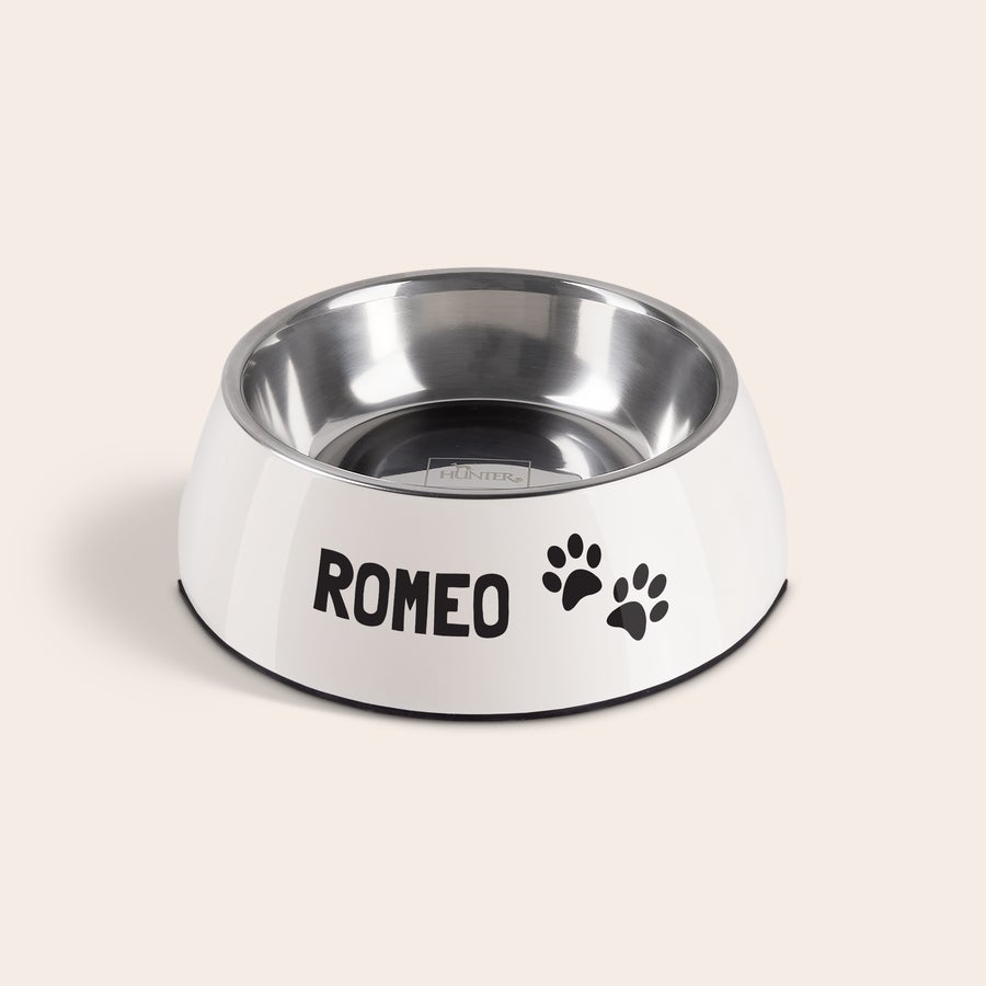 Hundmatskål Vit personlig hundmatskål med "ROMEO" tryckt på sidan tillsammans med svarta tassavtryck, vilket gör att det inte blir en smula mat kvar.