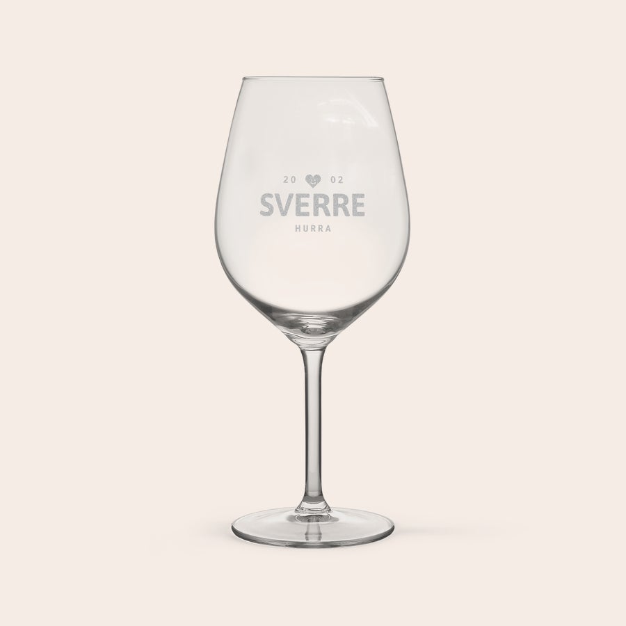 Rødvinsglass Gravert rødvinsglass med navn Sverre, hjerte, årstall 2002 og teksten Hurra, til jubileum.