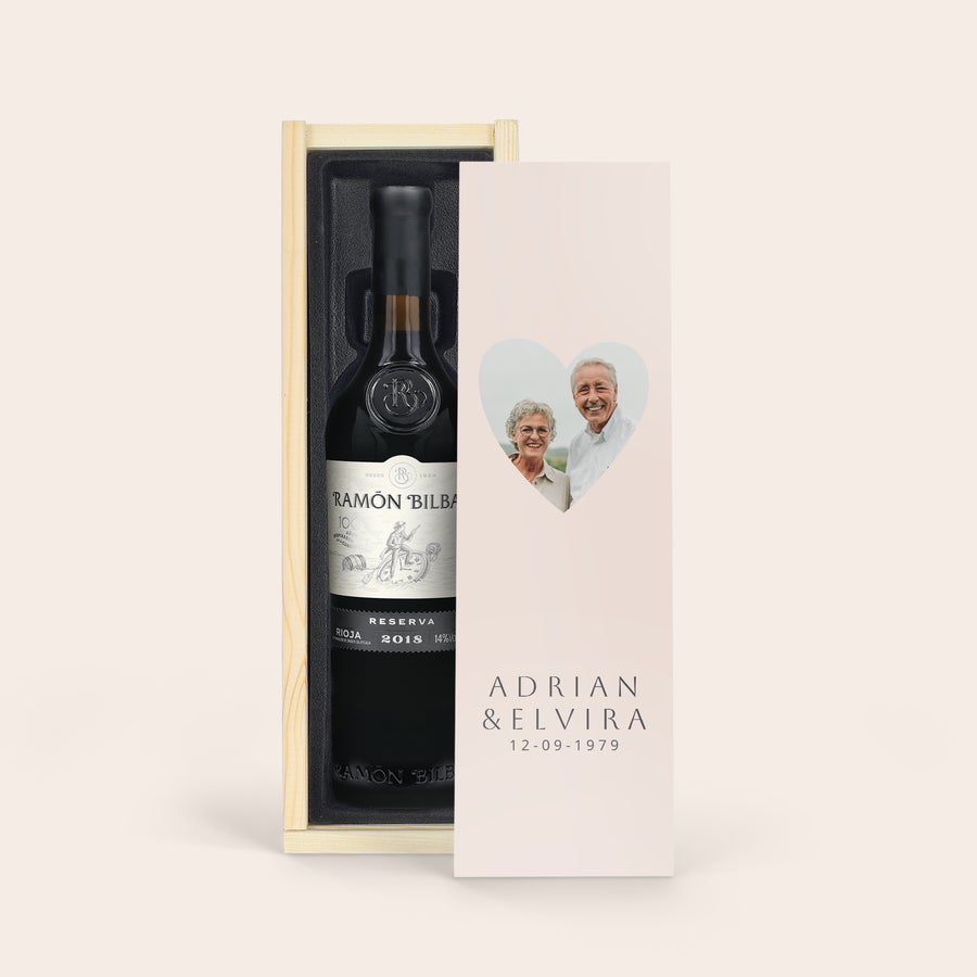 Personligt vin Ramon Bilbao Reserva Ramon Bilbao Reserva-rödvin i personlig trälåda med tryckt foto och namn.