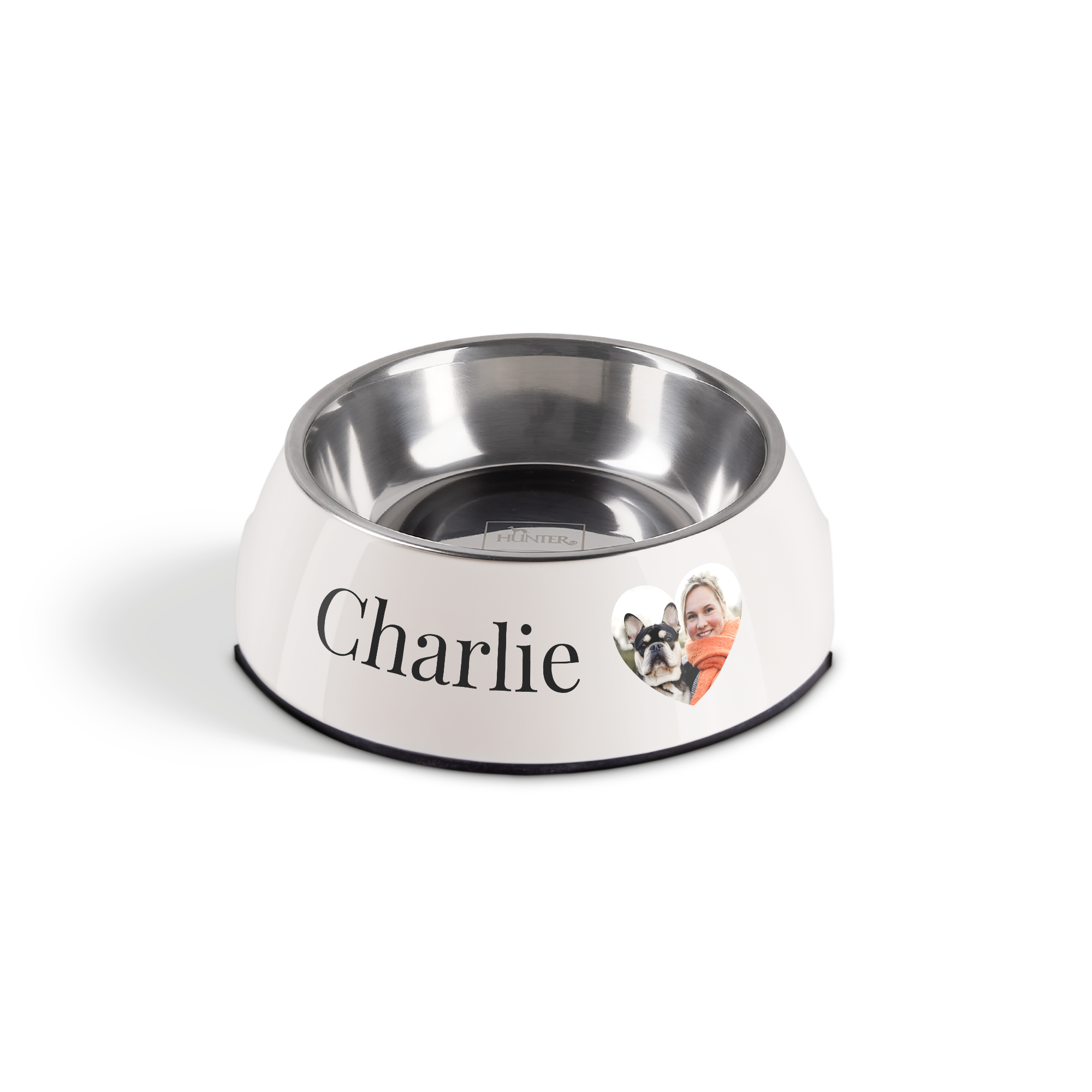 Hvid hundeskål af melamin og stål, printet med navnet Charlie og et personligt billede i et hjerte.