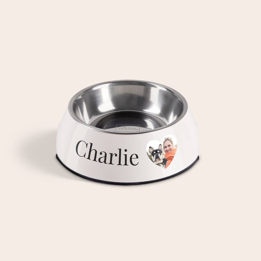 Hunde madskål Hvid hundeskål af melamin og stål, printet med navnet Charlie og et personligt billede i et hjerte.