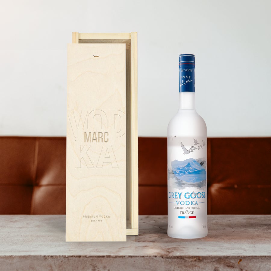 Grey Goose en caja personalizada Botella de vodka Grey Goose y caja de madera grabada con el nombre MARC. ¡Sorprende a los tuyos con esta deliciosa botella de vodka Gray Roose en una caja personalizada!