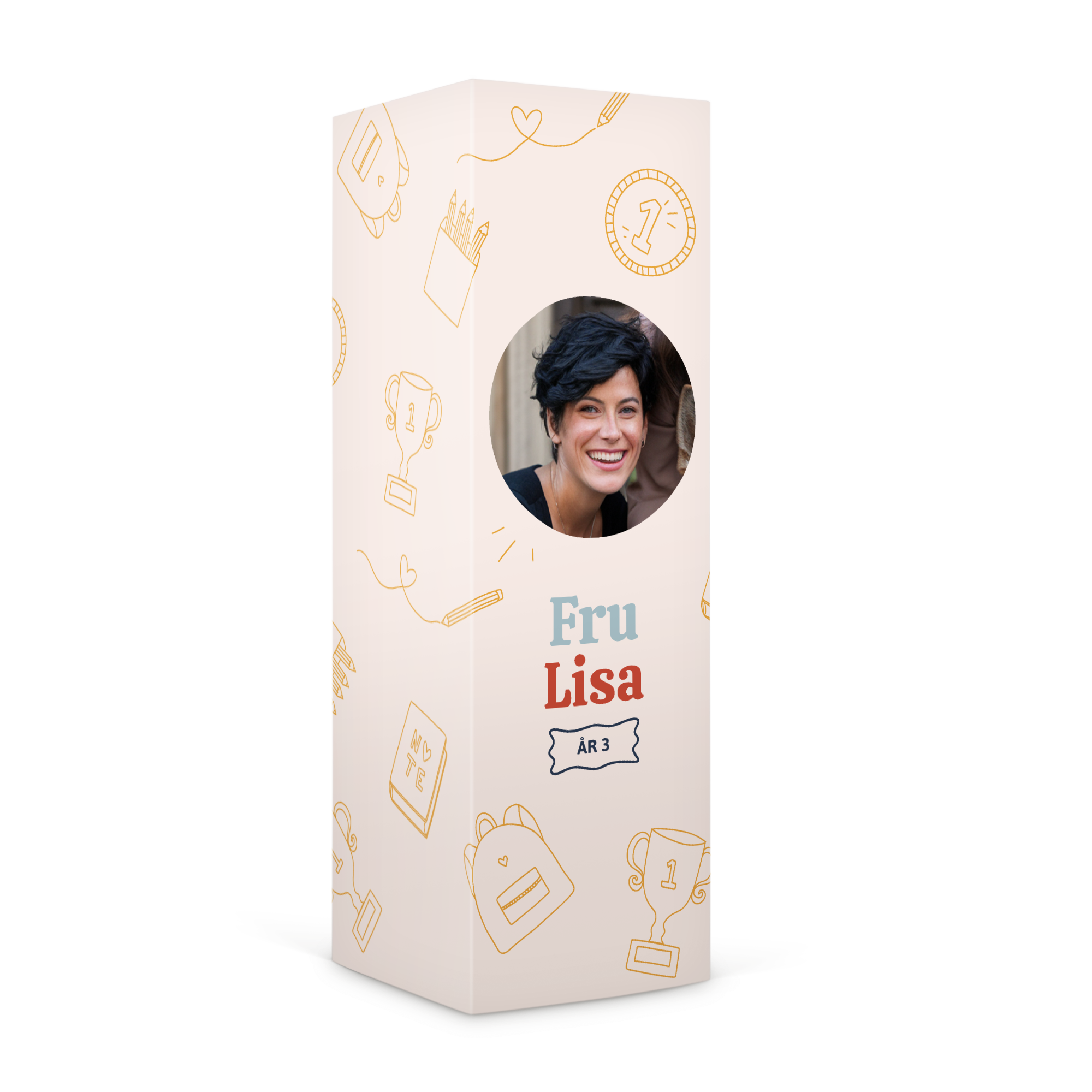 Personlig lakritsask med ett foto av en kvinna och texten "Fru Lisa År 3" tryckt på förpackningen, med mönster av skolsaker.