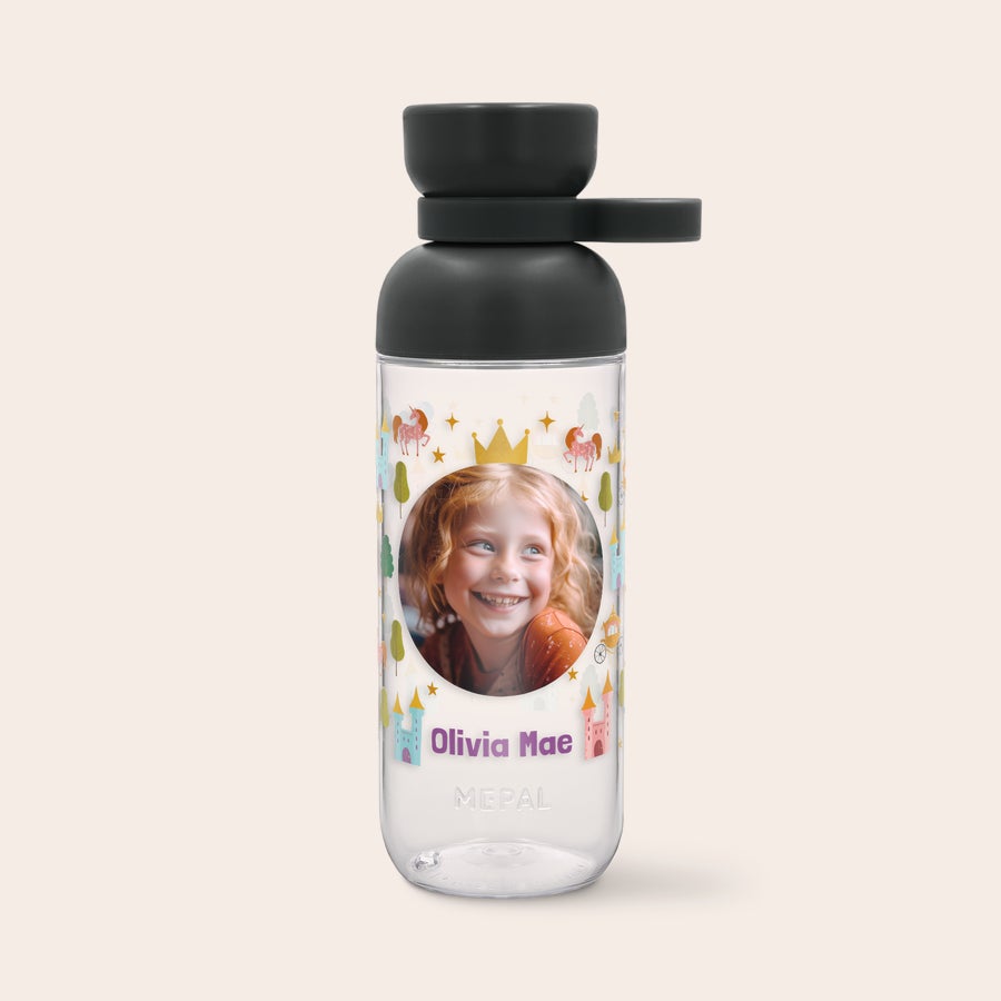 Frascos Mepal Vita Garrafa de água Mepal personalizada com foto de menina, nome Olivia Mae e tema de castelo e unicórnio.