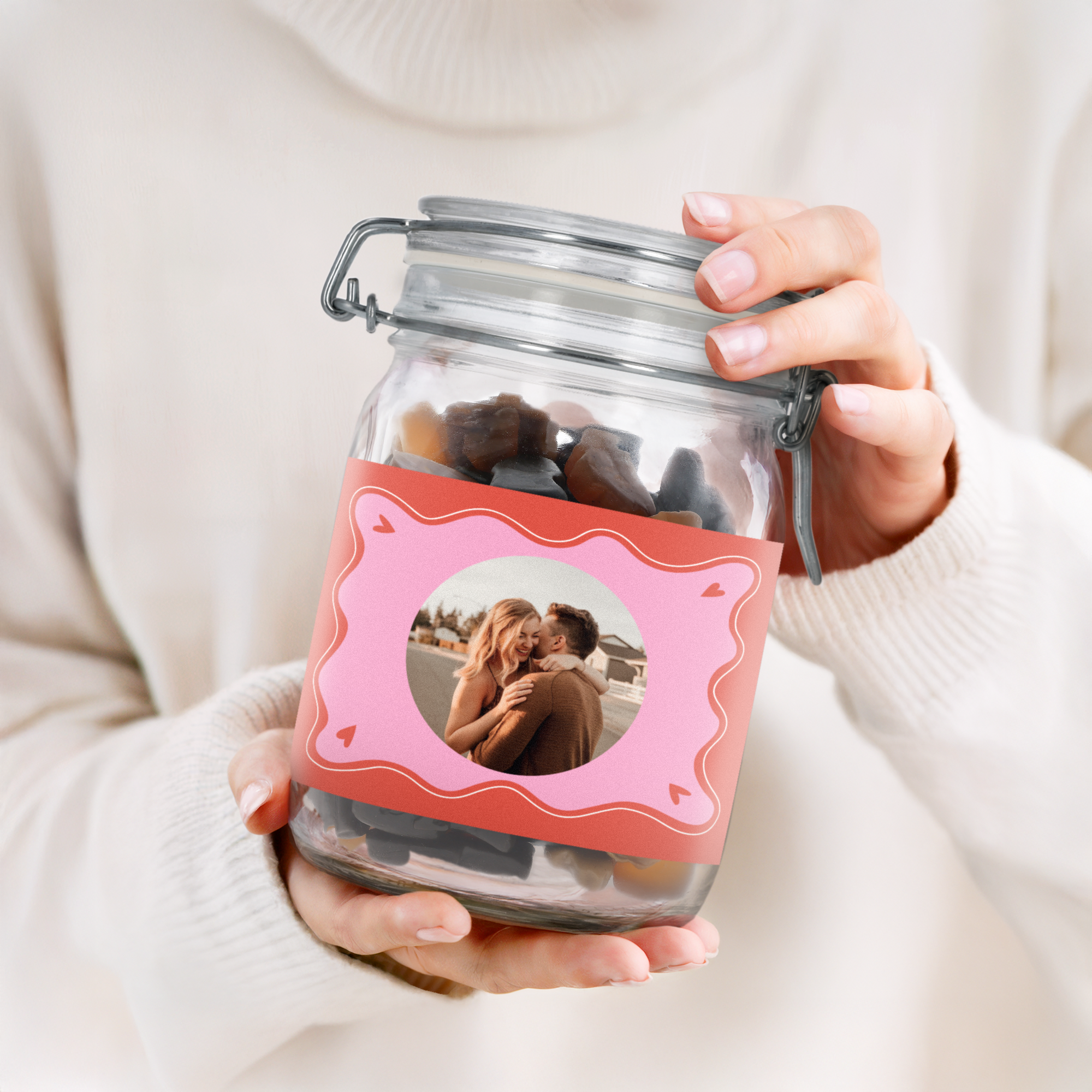 Borcan de dulce personalizat cu amestec de lemn dulce, etichetă imprimată cu fotografia unui cuplu și inimioare
