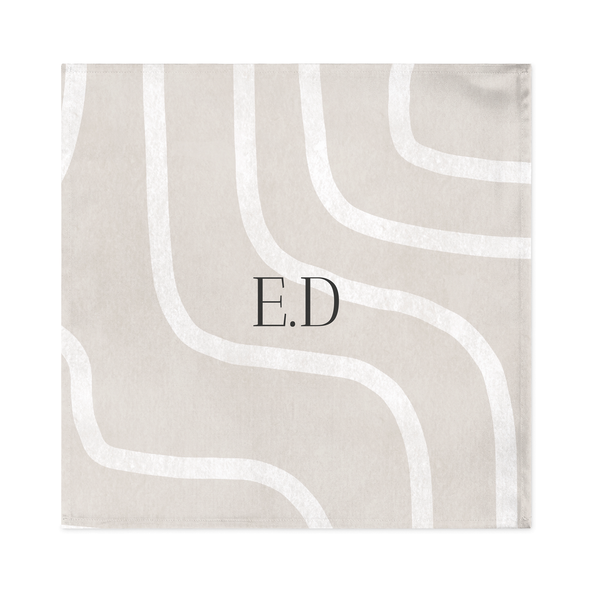 Servilleta beige de algodón con patrón de líneas y las iniciales ED impresas, ideal para decorar la mesa Navideña de forma única y original.