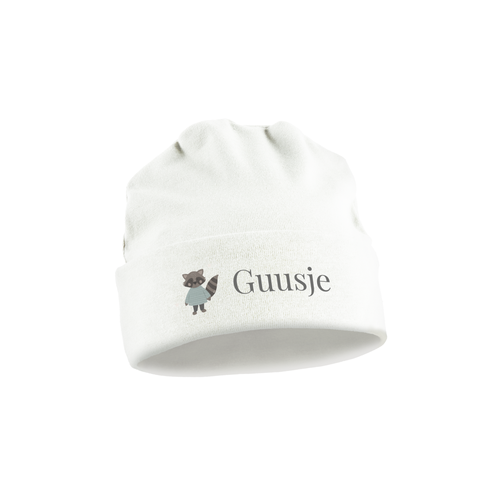 Wit gepersonaliseerd babymutsje bedrukt met een wasbeer en de naam Guusje