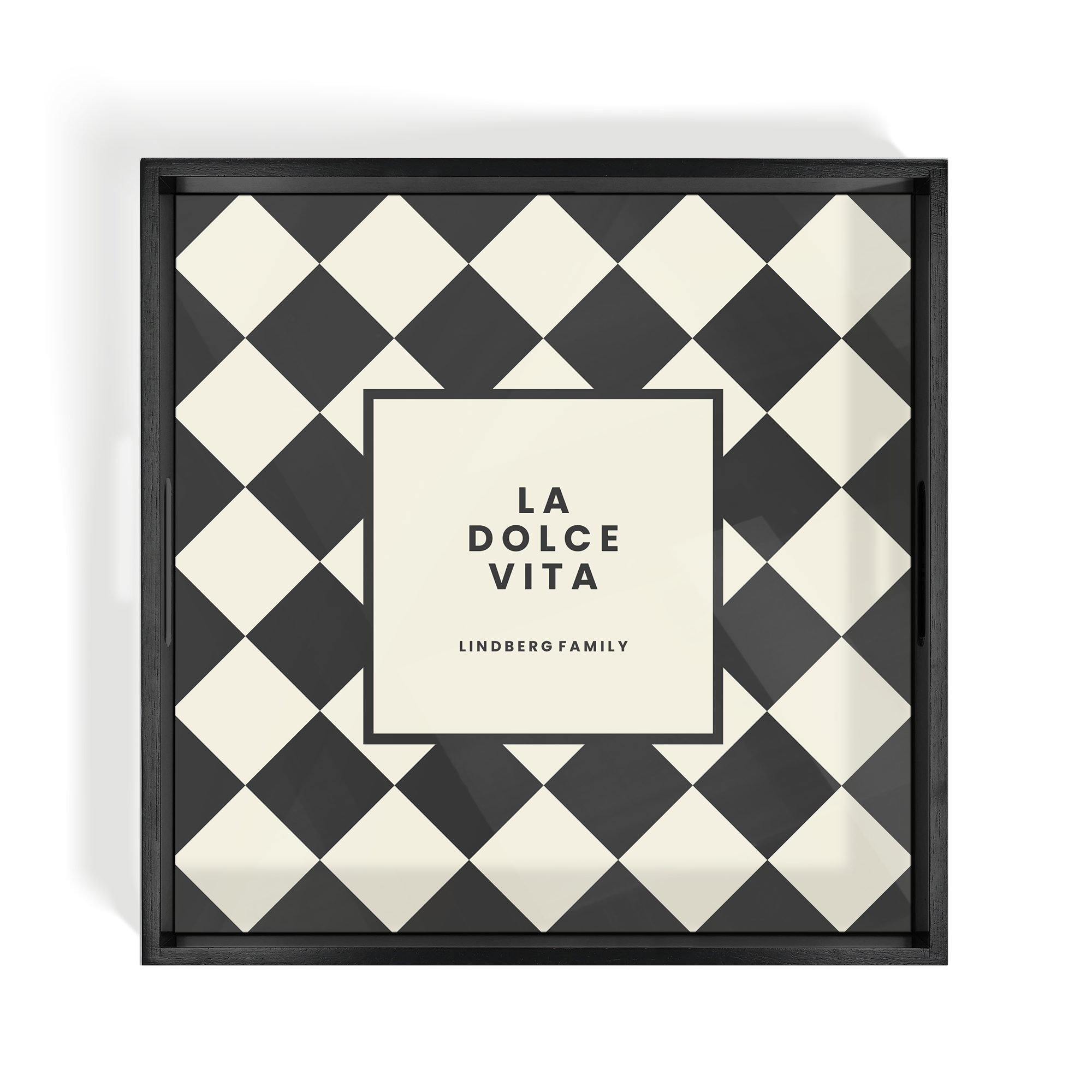 Personligt fotobricka - Kvadratisk - Svart - 40,5 x 40,5 cm med texten LA DOLCE VITA och LINDSTROM FAMILY tryckt på en schackrutig bakgrund.