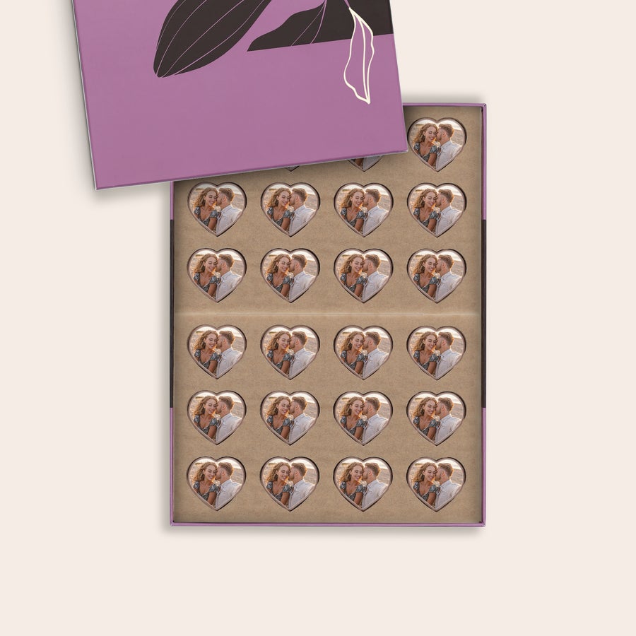 Čokolade - v obliki srca Slastno presenečenje, personalizirane čokoladne praline v obliki srca s tiskano fotografijo v vijolični darilni škatli.