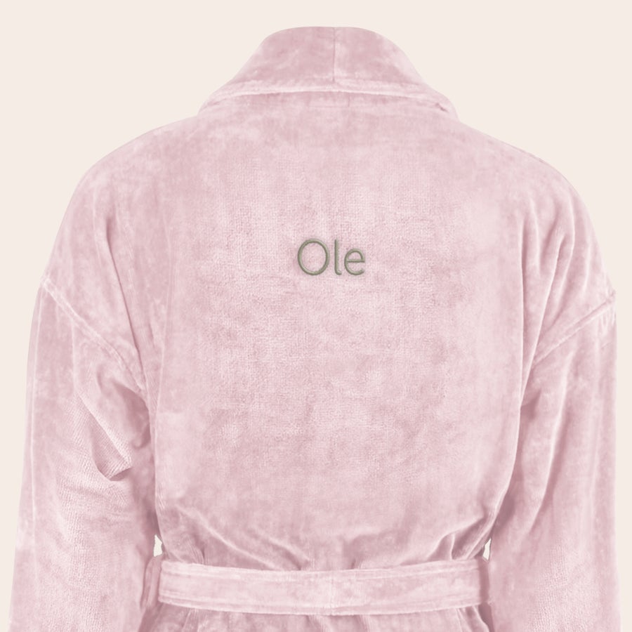 Badekåpe for menn med navn Myk, rosa badekåpe brodert med navnet "Ole" i grønne bokstaver, perfekt som gave.