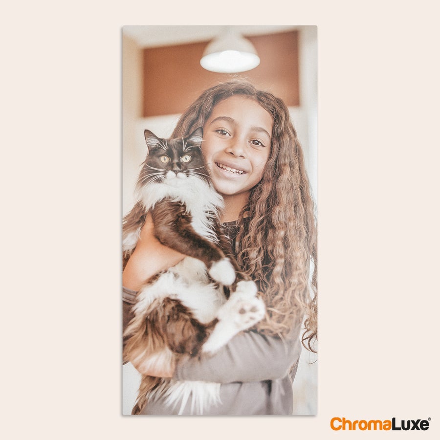 Aluminium fotopanel ChromaLuxe aluminium fotoprint med et smilende barn som holder en svart-hvit katt, viser favorittminner trykt på aluminium.