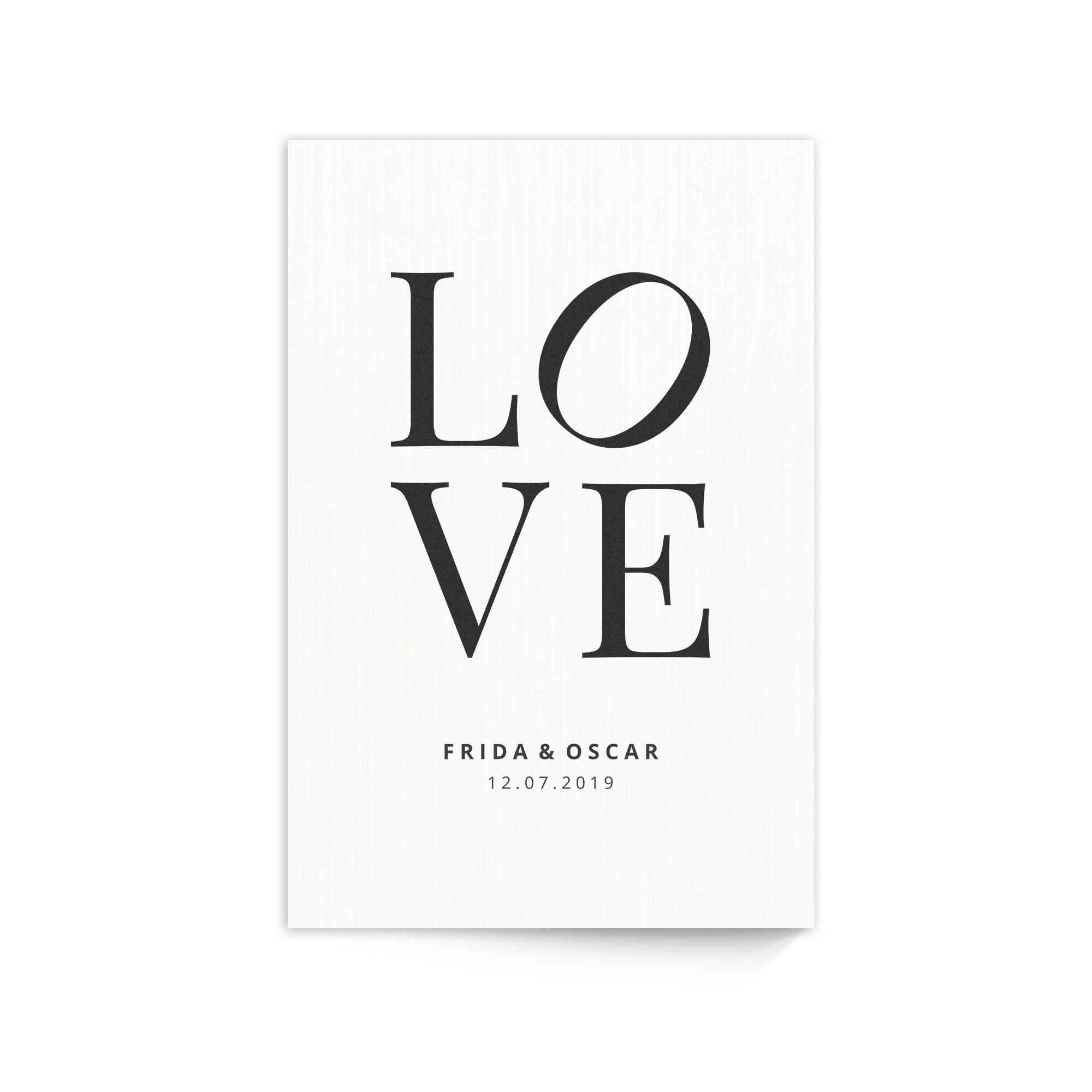 Bilde på tre med LOVE-tekst og navnene Frida & Oscar, datoen 12.07.2019, trykt i svart på hvitkalket tre.