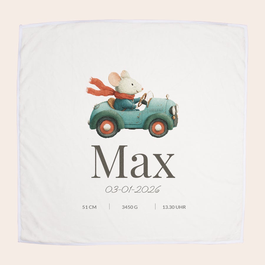 Babydecke mit Namen Personalisierte Babydecke mit Namen Max und süßem Mäuschen im Auto, gedruckt mit Geburtsdatum und Details.