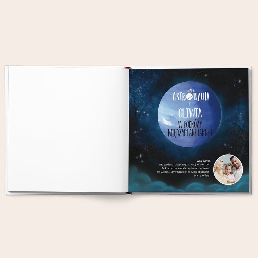 Personalizowana książka - Mały astronauta Personalizowana książka dla dzieci - Mały Astronauta, z imieniem Oliwia i zdjęciem rodziny nadrukowanymi na stronie powitalnej.
