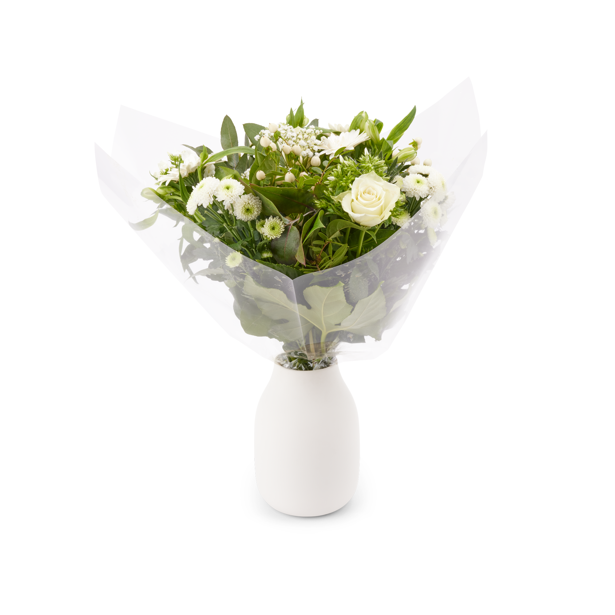 Een prachtig boeket witte bloemen met rozen, chrysanten en groen, verpakt in folie en met een gepersonaliseerd cadeaukaartje.