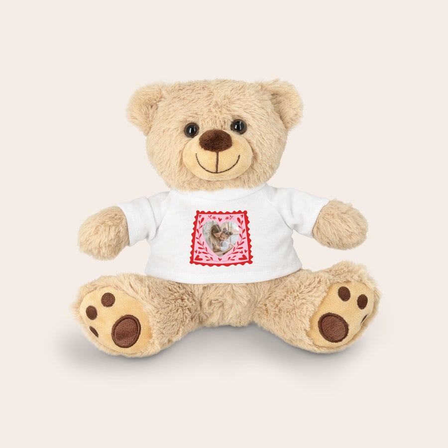 Personalizat ursuleț de jucărie de pluș personalizat Ursuleț de pluș personalizat cu tricou alb imprimat cu poza unei mame cu fetița ei, în ramă roșie cu inimi.