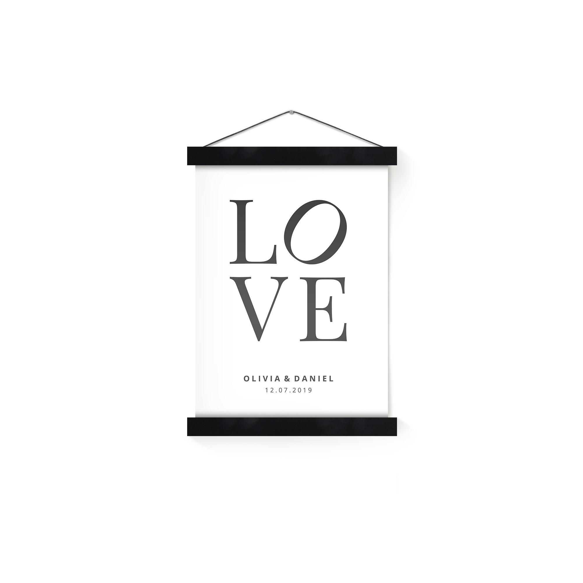 Poster alb personalizat cu literele LOVE, numele Olivia & Daniel și data 12.07.2019, cu agățătoare magnetică neagră din lemn de stejar pentru a agăța fotografia preferată pe perete.