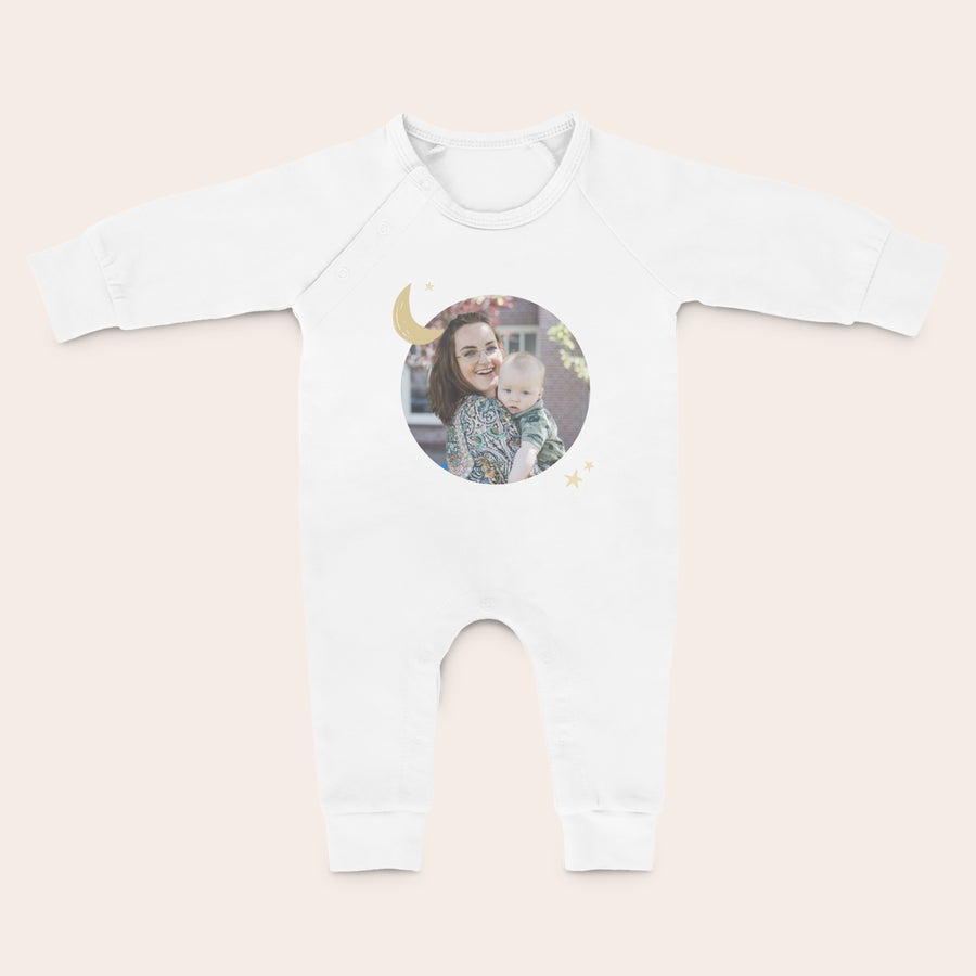 Babygrow Babygrow branco personalizado com foto impressa de mãe e filho, com detalhes de lua e estrelas.