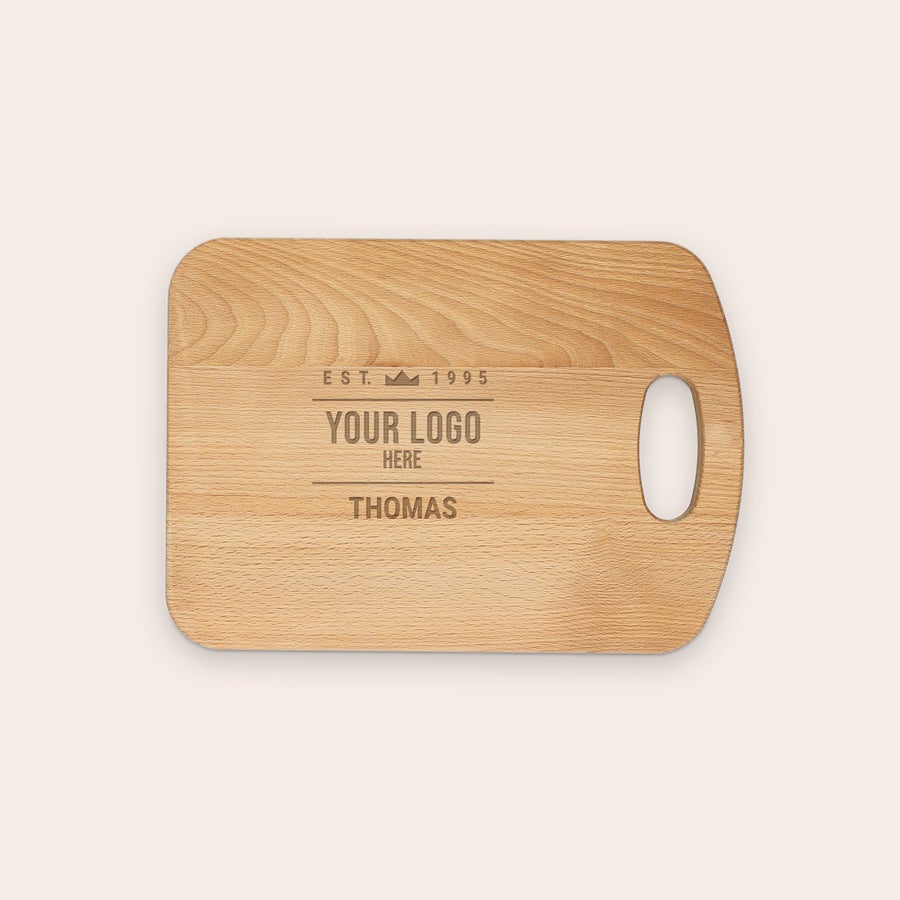 Personligt Træ Skærebræt Træ skærebræt indgraveret med teksten EST. 1995, YOUR LOGO HERE og THOMAS som en unik gave