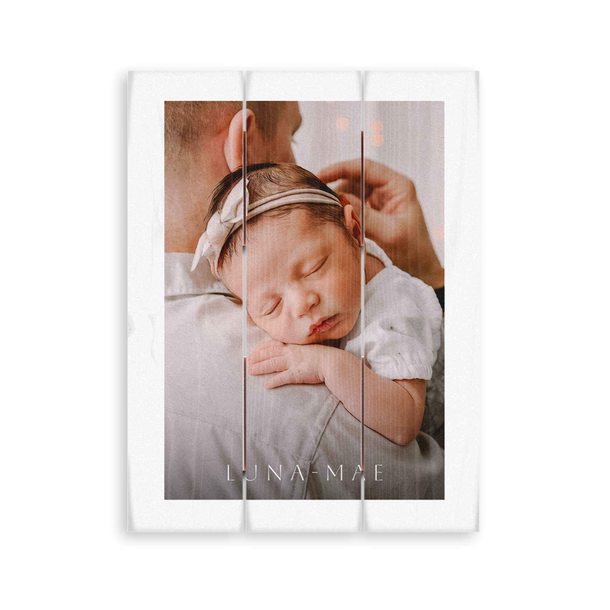 Bilde på treplanker med foto av baby, trykt med navn "LUNA-MAE".