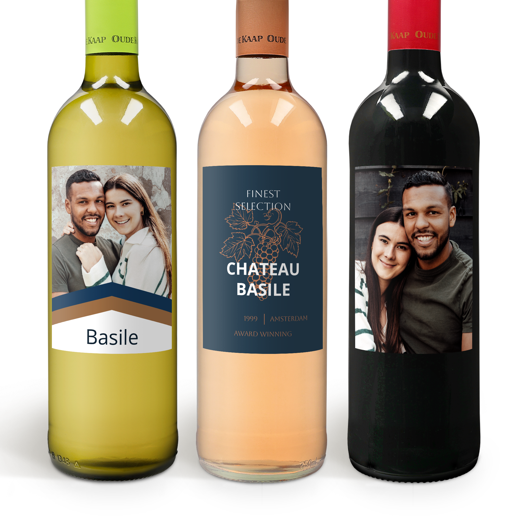 Tre flasker Oude Kaap vin med personligt mærke. En hvidvin, en rosévin og en rødvin, hvor den ene er trykt med et foto af et par, og en har teksten "Basile".