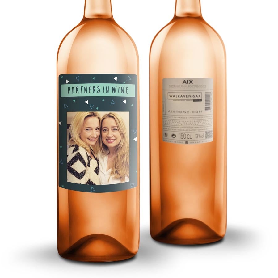 Fľaša ružového vína s krásnym štítkom s fotografiou dvoch žien a textom Partners In Wine
