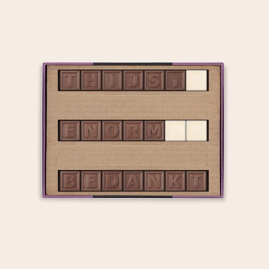 Chocotelegram Chocotelegram met de gepersonaliseerde tekst 'THIJS ENORM BEDANKT' in melkchocolade met witte chocolade spaties. Heerlijk smullen van een persoonlijk chocotelegram met jouw boodschap, geleverd in een paars doosje.
